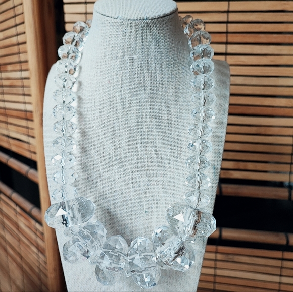 Joan Rivers Enormous Clear Faceted Graduated Heavy Beads Chunky Lucite Necklace - Picture 2 of 11